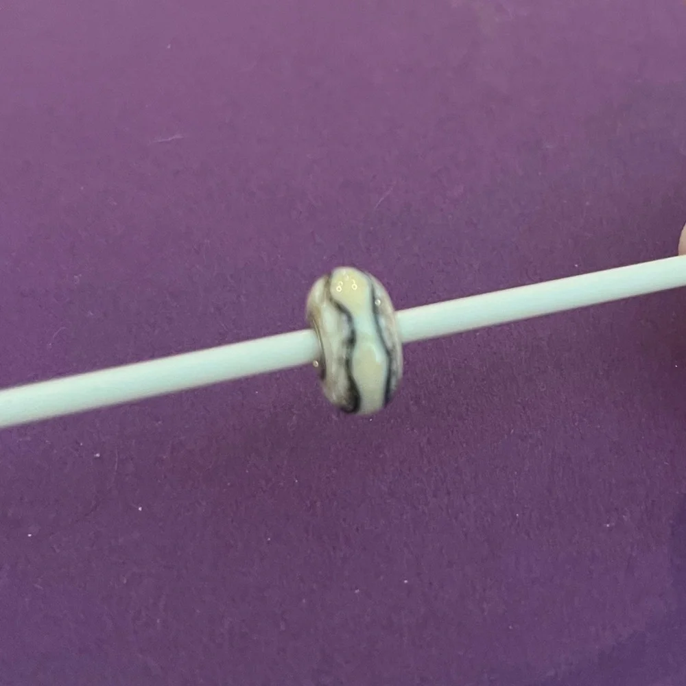 Trollbeads Glass Stone Bead. TGLBE-10285. - Picture 8 of 8